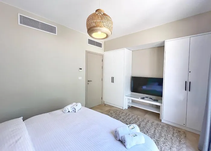 Apartman Waterfront & Groovy 2 Bdr Mangroovy Free Pool & Access
